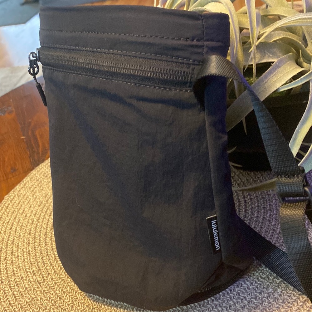 Lululemon water bottle carrier